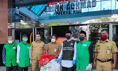 Serahkan Bantuan APD ke  RS Rujukan Corona, UAS Mengaku Takjub Lihat Kinerja Tenaga Medis